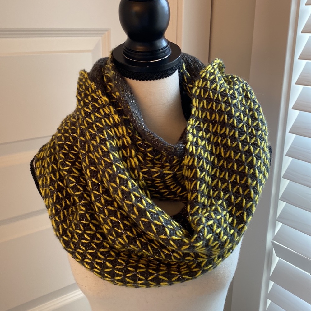 Echo|| Grey/yellow infinity scarf with silver accents